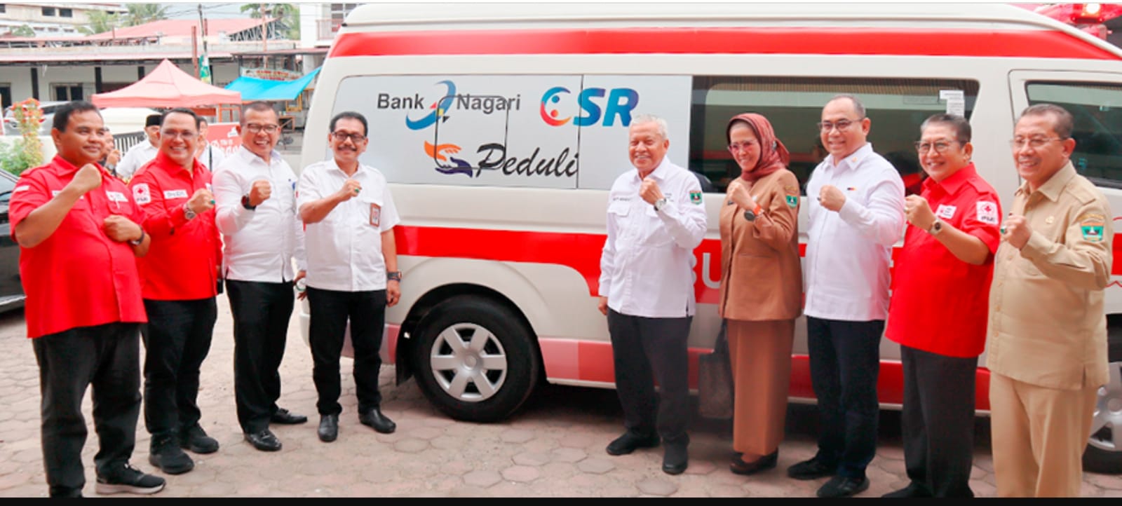 Bank Nagari serahkan bantuan satu unit mobil ambulance kepada  PMI Provinsi Sumatera Barat, Selasa (9/1)